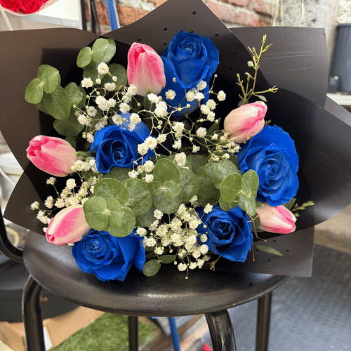 Ramo de Rosas Azules y Tulipanes