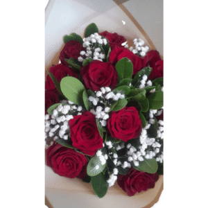 Ramo de Rosas en Papel Blanco